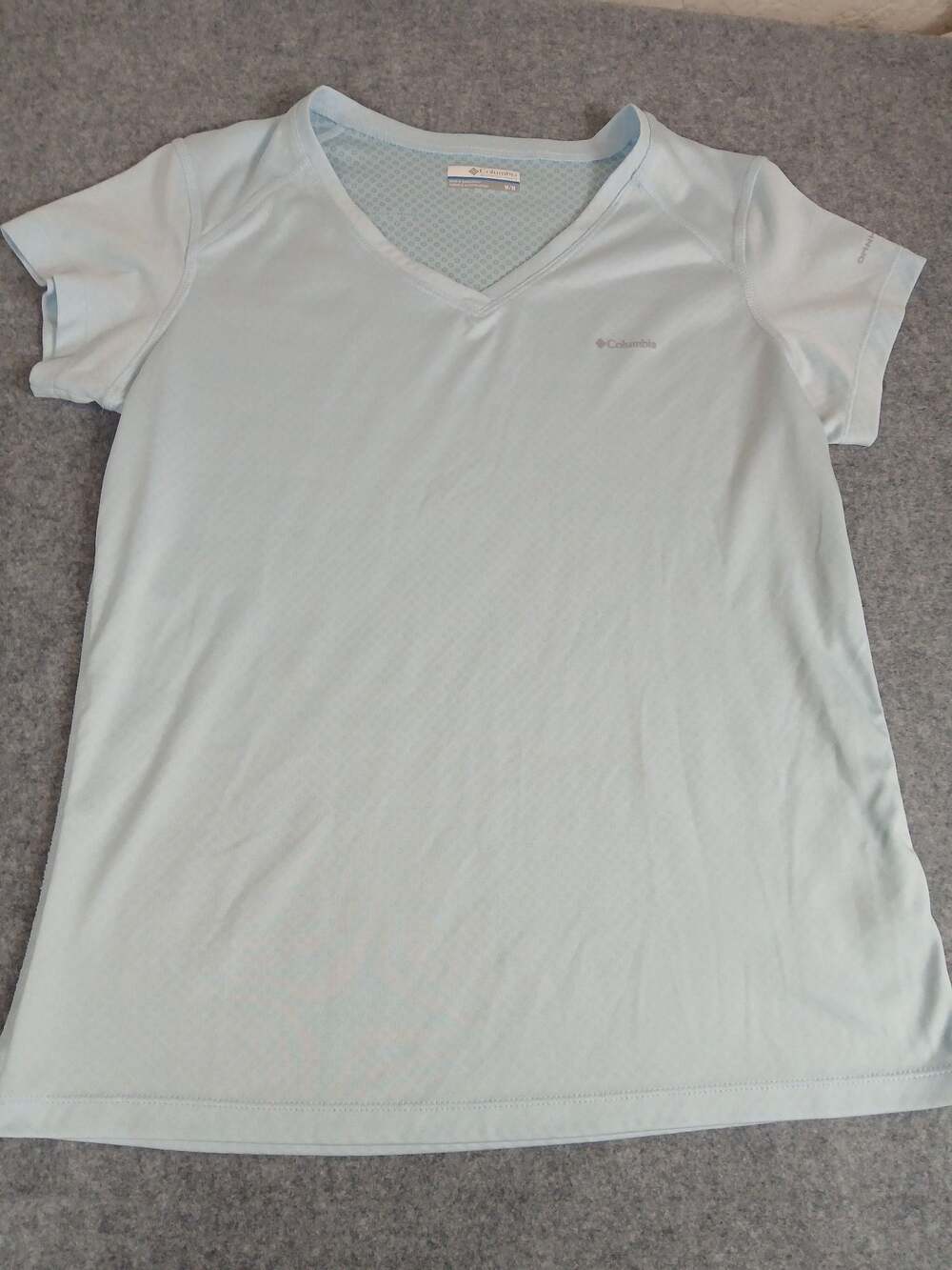 Columbia Women's Omni-Freeze Zero V-Neck Short Sleeve Shirt, Size Medium